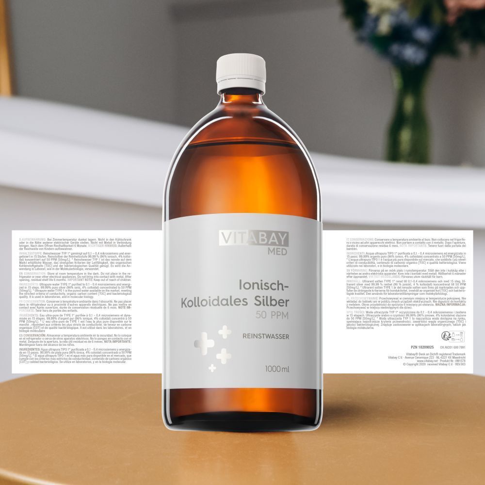 Bouteille en verre brun avec étiquette : Argent colloïdal ionique 50 PPM, 1000ml. Deux feuillets d'information en arrière-plan.