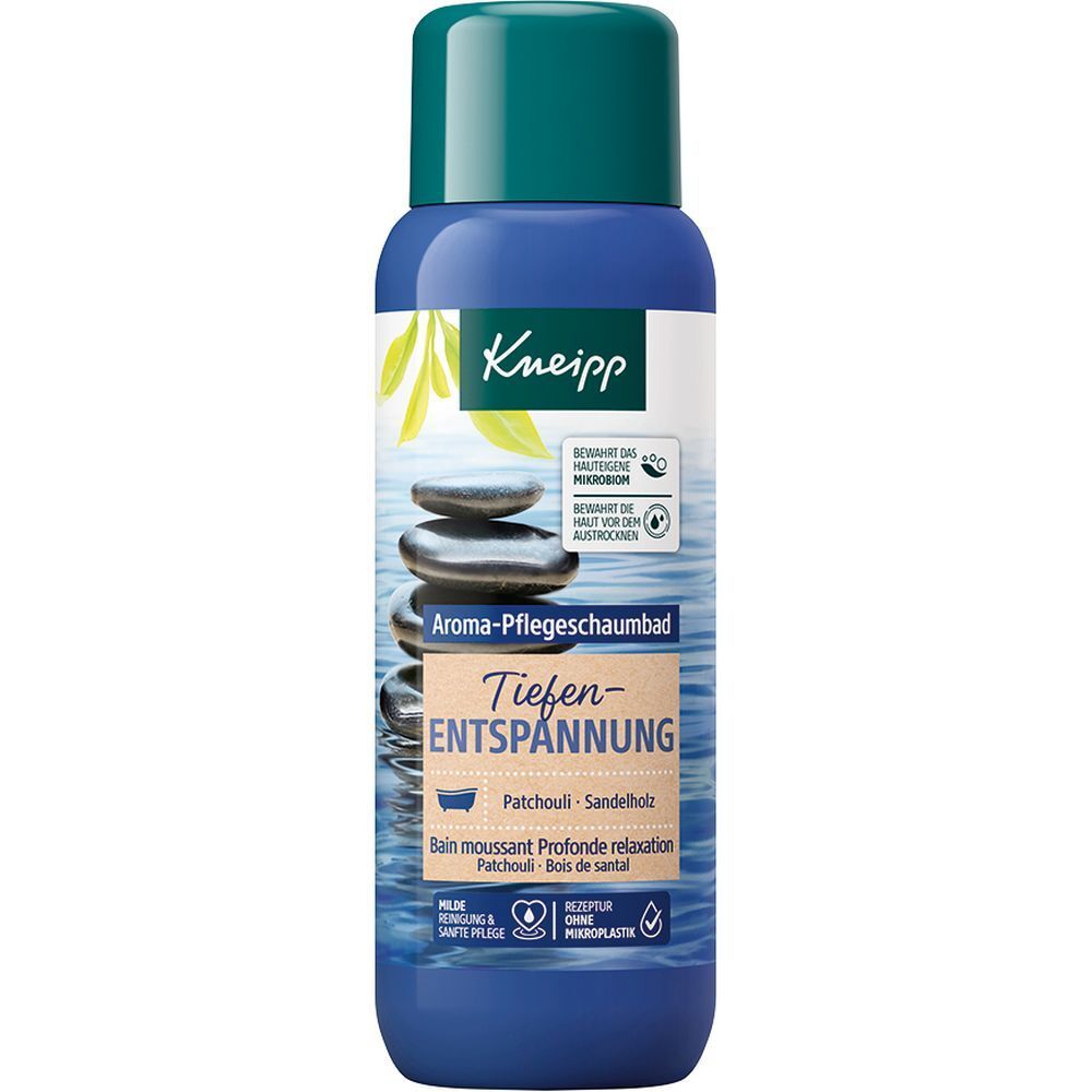 Blauwe fles met groene dop. Opschrift: Kneipp Aroma-Pflegeschaumbad Tiefenentspannung. Afbeelding van stenen.