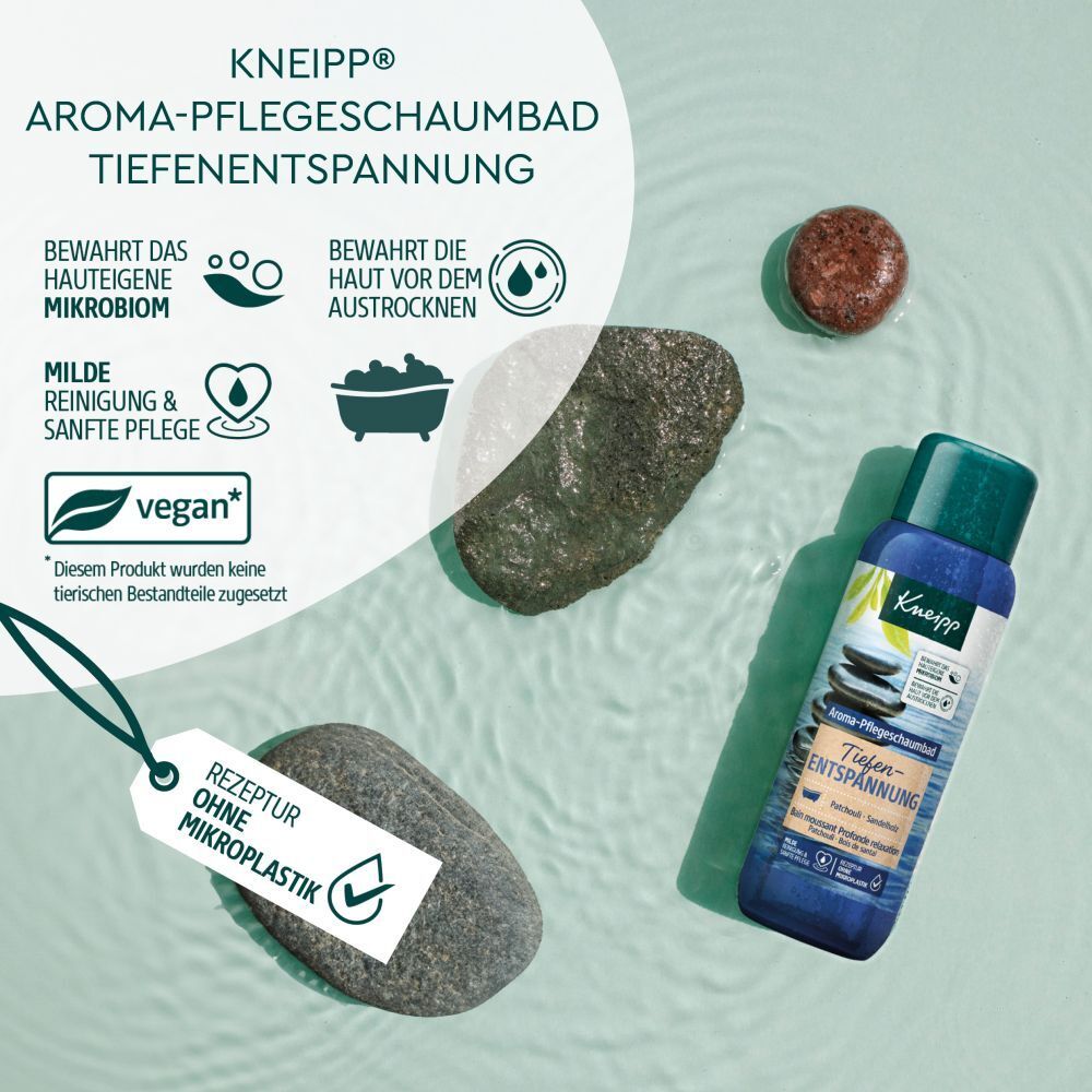 Product en accessoires op lichte achtergrond. Kneipp Aroma-Pflegeschaumbad Tiefenentspannung, stenen, etiket.
