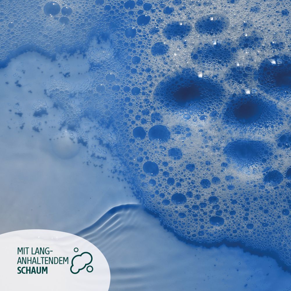 Close-up van blauw schuim in water. Tekst: Met langdurig schuim.