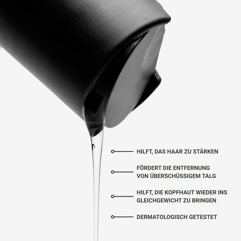 Gros plan sur le shampooing qui coule d'une bouteille. Texte : Aide à renforcer les cheveux.