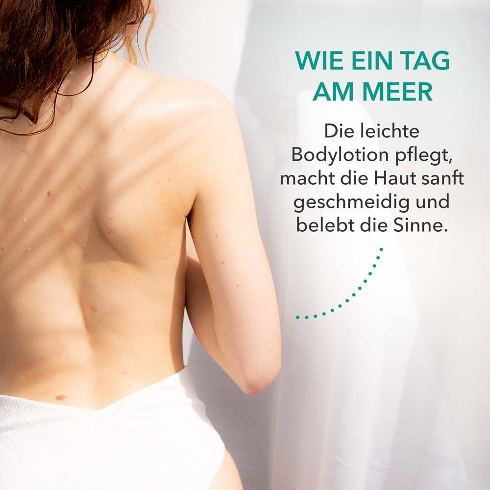 Dos d'une femme. Texte : Comme une journée à la mer. La lotion corporelle légère nourrit, adoucit la peau et revigore les sens.