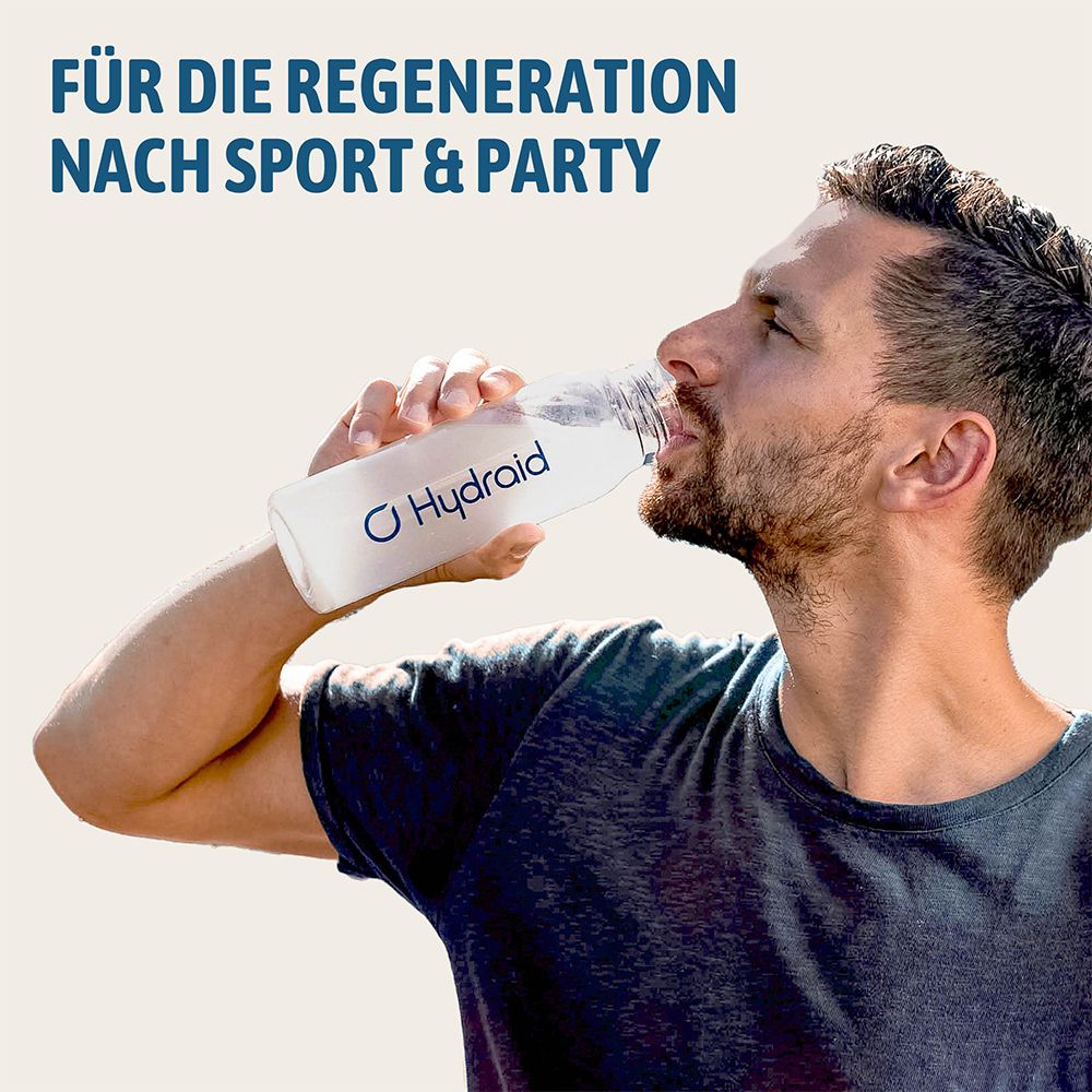 Man drinkt Hydraid uit een herbruikbare fles na het sporten. Voor herstel na sport en feest.