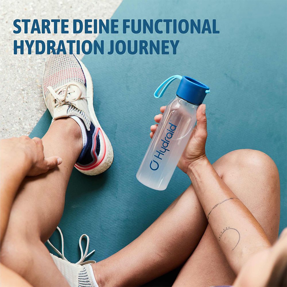 Persoon houdt Hydraid-fles vast na de training. Start uw functionele hydratiereis met elektrolyten.
