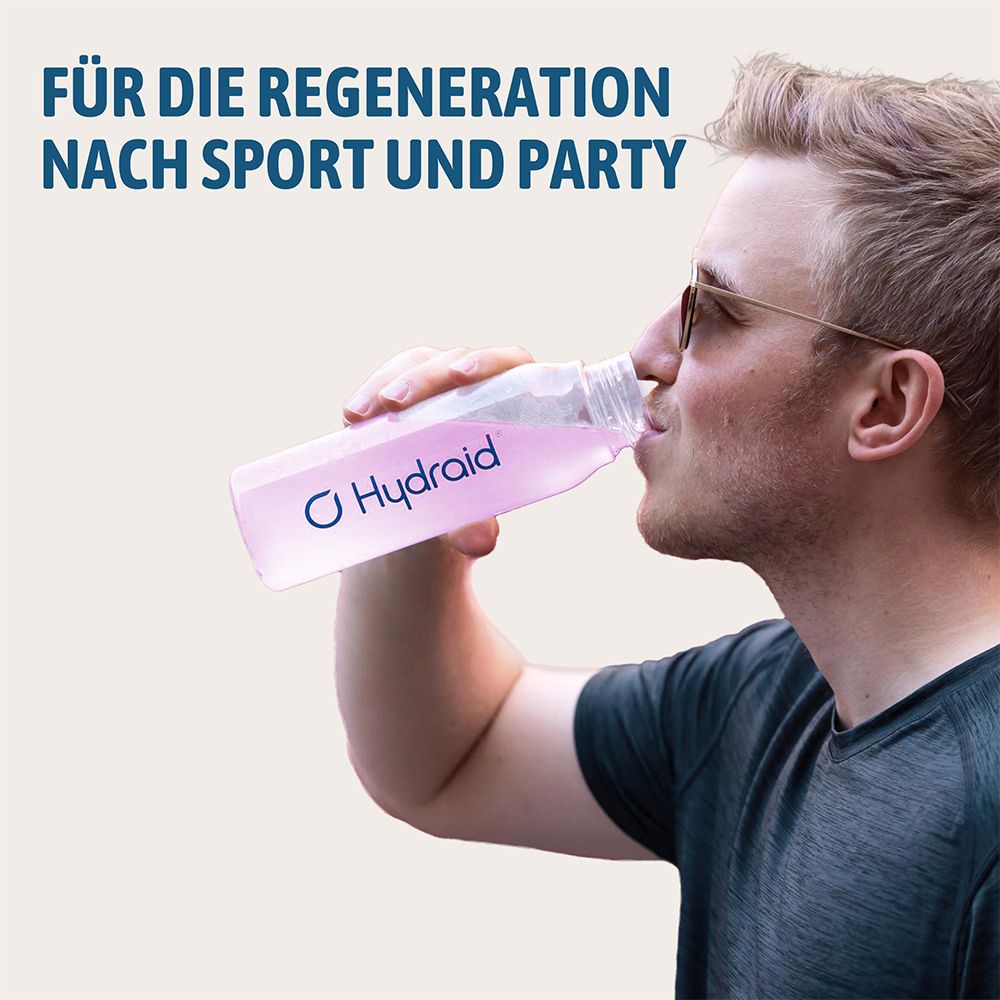 Man drinkt Hydraid uit een herbruikbare fles na het sporten.