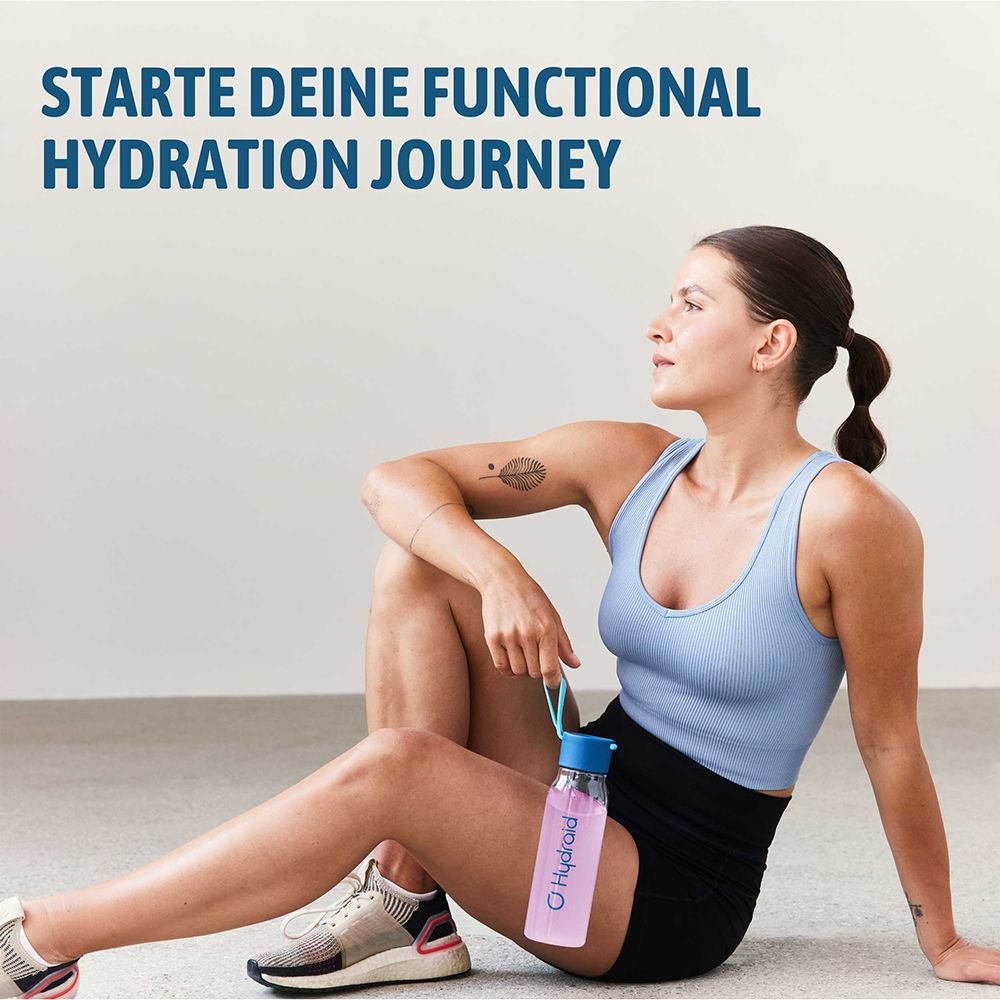 Vrouw met Hydraid fles zit na de training.