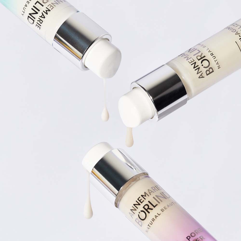 Drie flessen met serum. Druppels. Merk: BÖRLIND. Wit, zilveren pomp.