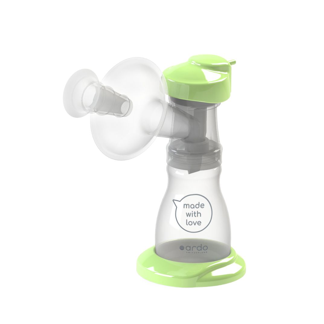 Borstschelp met groene elementen. Transparant plastic, groen deksel en basis. Opschrift "made with love" en logo.