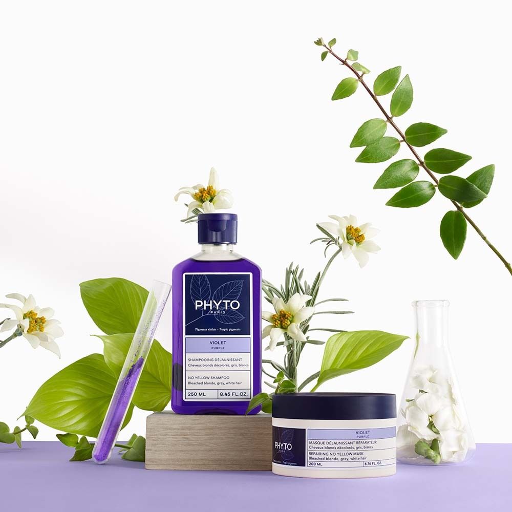 Shampooing et Masque Phyto Violet, flacon et pot violets, décorés de plantes et de fleurs.