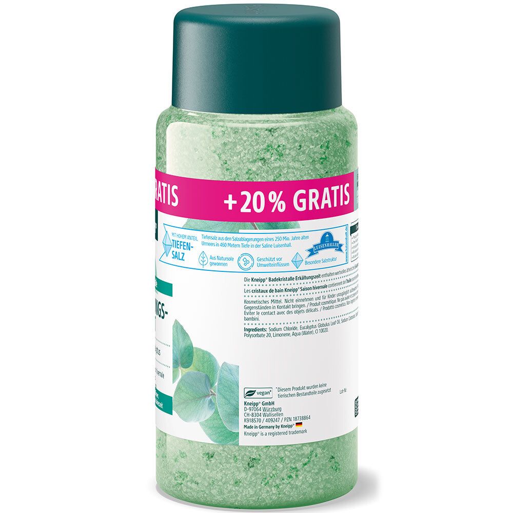 Cristaux de sel de bain verts dans une bouteille transparente avec un bouchon turquoise. Étiquette avec mention '+20% GRATIS'.
