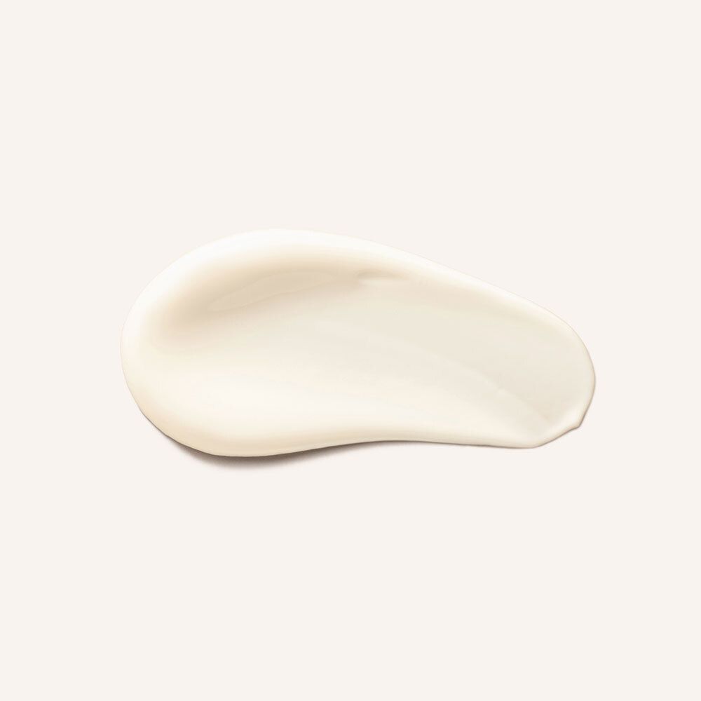 Éclaboussure d'une substance crémeuse blanche sur fond clair. Texture visible.