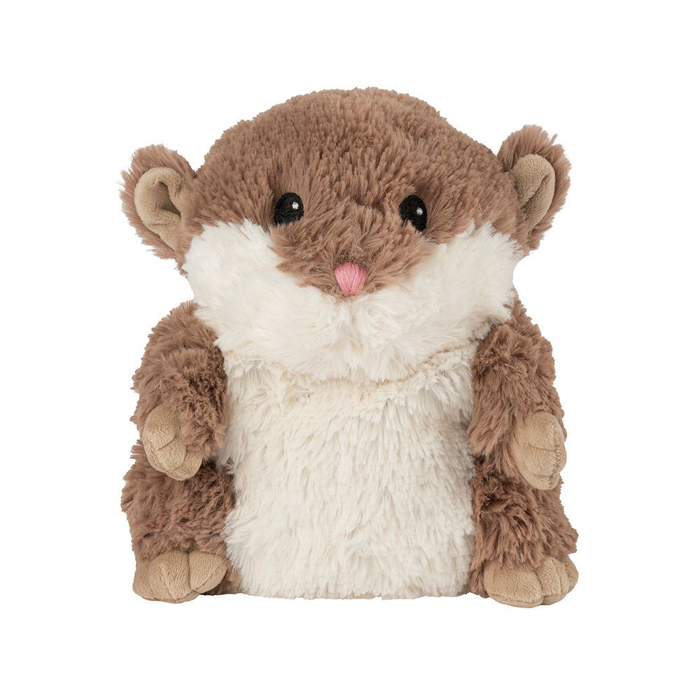 Bruin hamsterknuffel met crèmekleurige buik en roze neus. Oren en poten lichtbruin. Zwarte ogen.