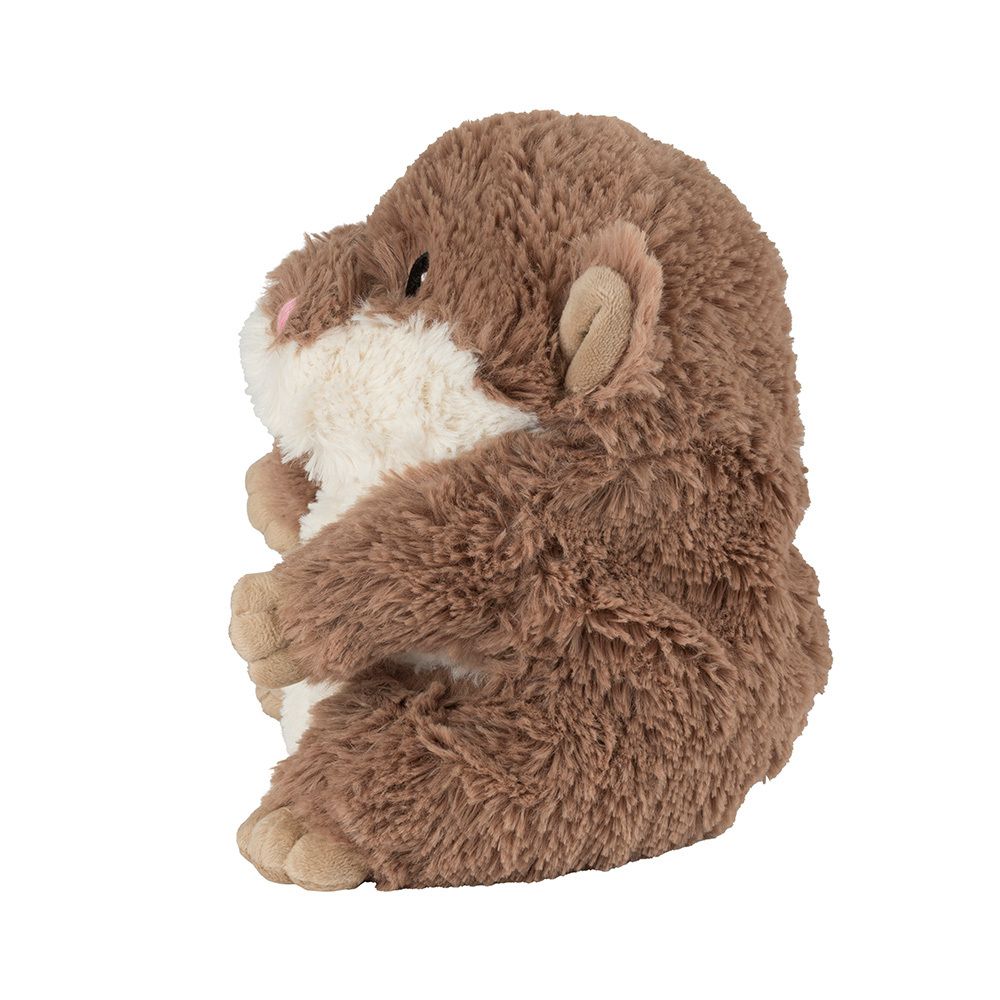 Bruin hamsterknuffel, zijaanzicht. Crèmekleurige buik en roze neus. Oren en poten lichtbruin. Zwarte ogen.