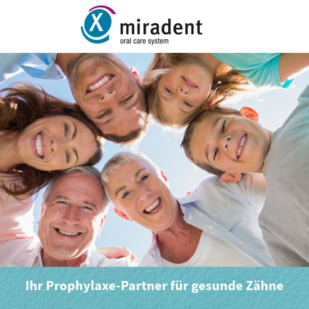 Des gens sourient à la caméra. En haut à gauche : logo miradent. Texte : Votre partenaire prophylactique pour des dents saines.