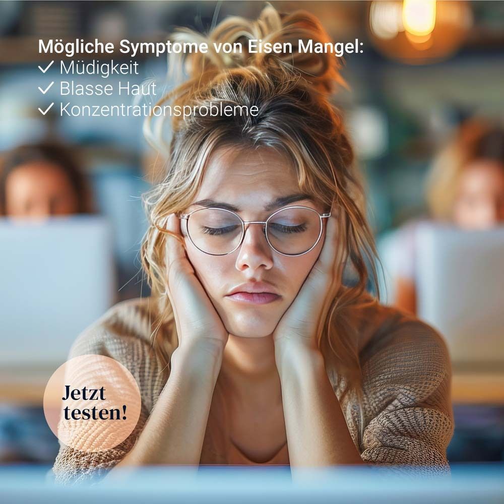 Vrouw met bril, handen op hoofd. Tekst: Mogelijke symptomen van ijzertekort: vermoeidheid, bleke huid, concentratieproblemen.