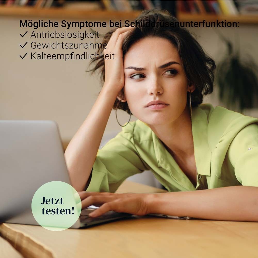 Vrouw met laptop, nadenkend. Tekst: Mogelijke symptomen bij trage schildklier: vermoeidheid, gewichtstoename, kouwelijkheid. Tekst: Test nu!