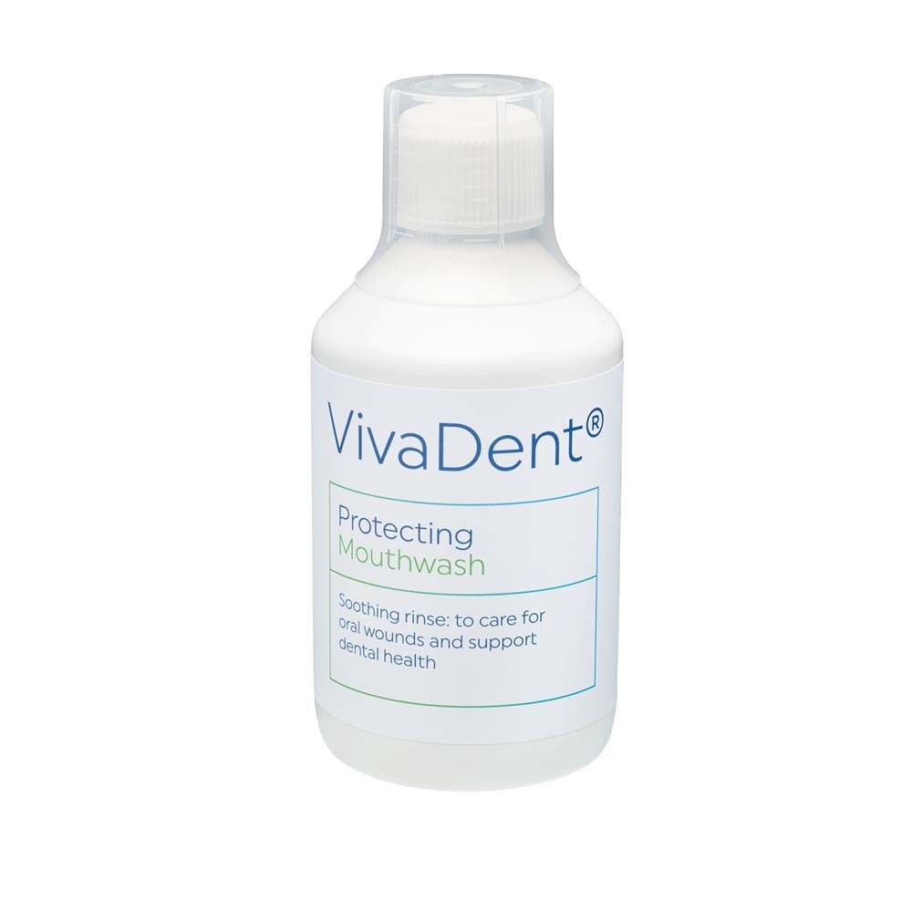 Witte fles VivaDent Protecting Mouthwash met witte dop. Opschrift en productnaam.