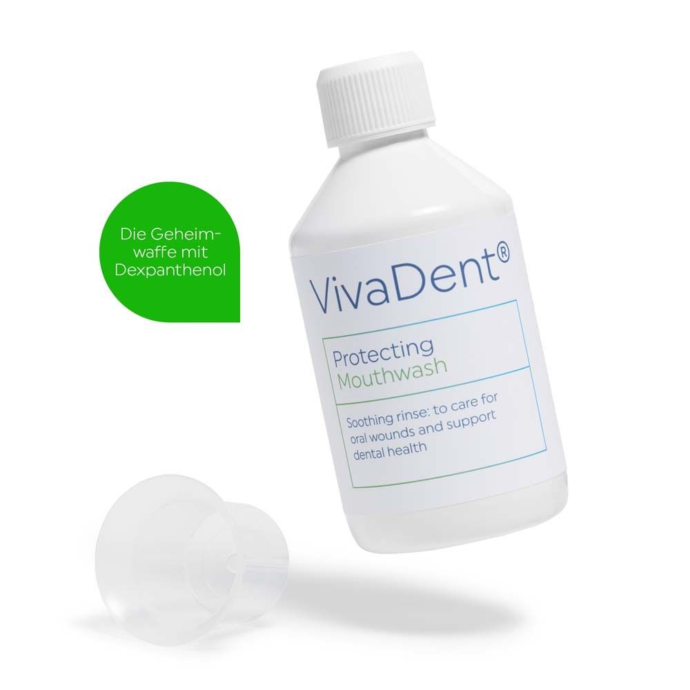 Witte fles VivaDent Protecting Mouthwash met dop en aparte maatbeker. Groene sticker met tekst.
