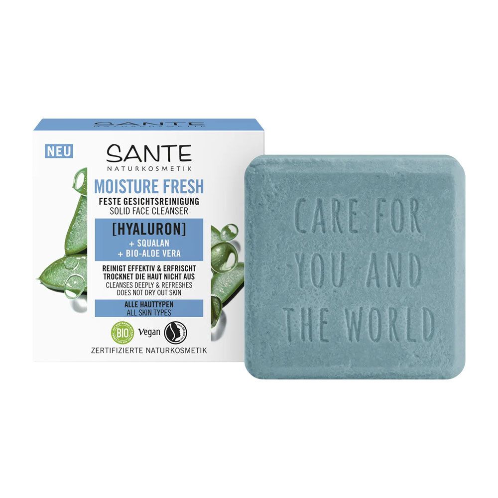 Blauw, vierkant stuk vaste gezichtsreiniger naast verpakking. Opschrift: CARE FOR YOU AND THE WORLD.