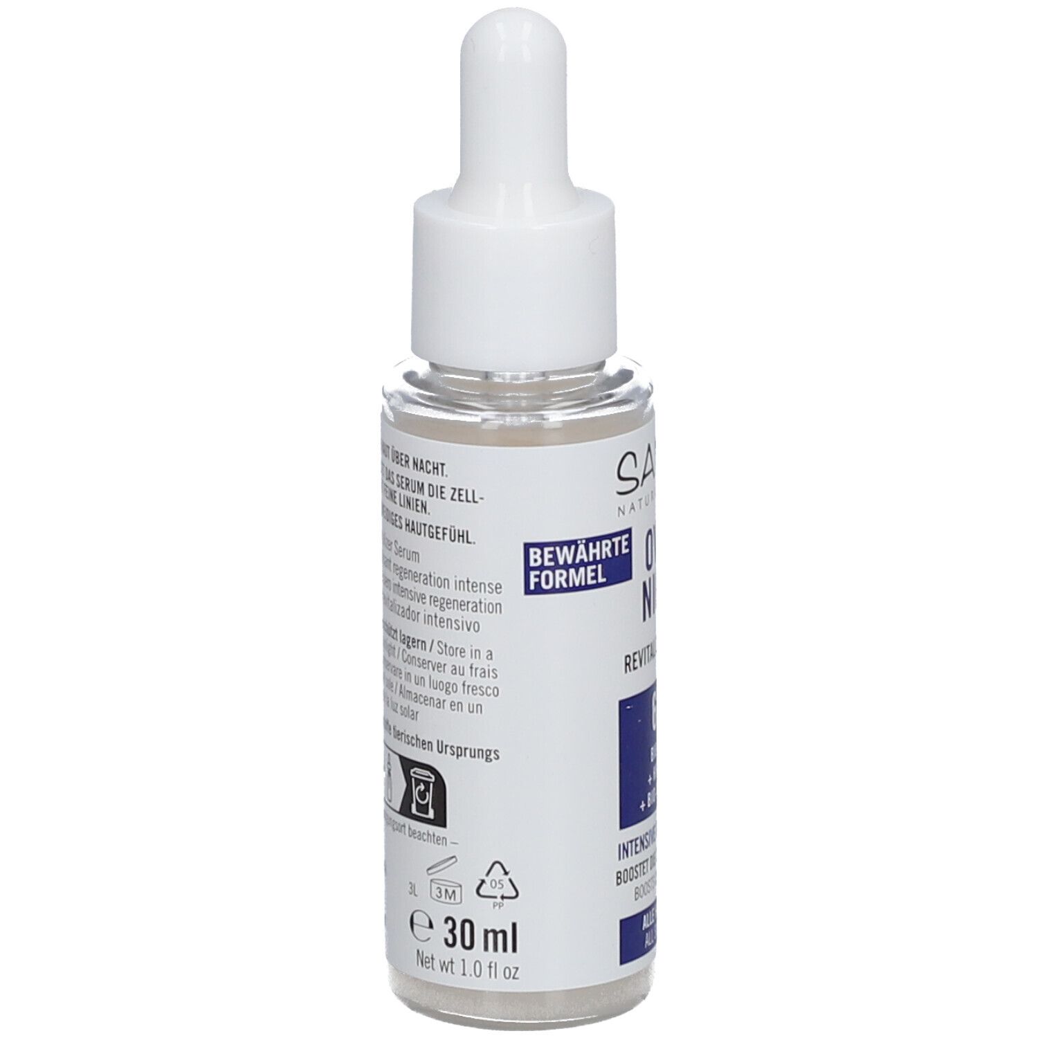 Dos du flacon de sérum avec texte. Inscription: SANTE, OVER NIGHT, Revitalizer Serum. Informations sur les ingrédients et l'utilisation. Vegan.