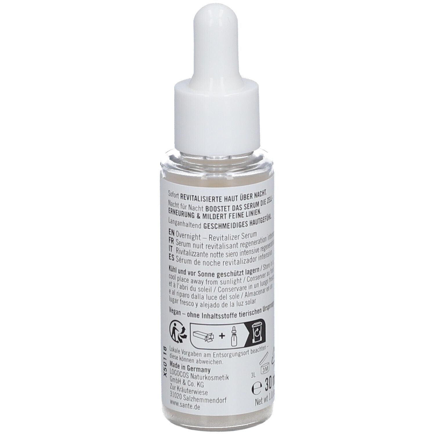 Flacon de sérum avec texte. Inscription: SANTE, OVER NIGHT, Revitalizer Serum. Informations sur les ingrédients et l'utilisation. Vegan. 30 ml.