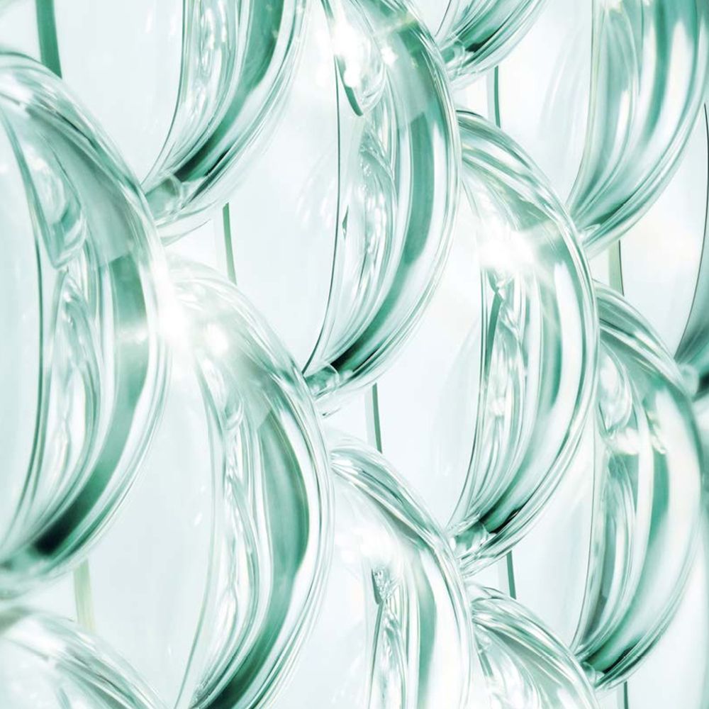 Gros plan sur des objets transparents en forme de goutte. Ressemble à une accumulation de gouttes d'eau.
