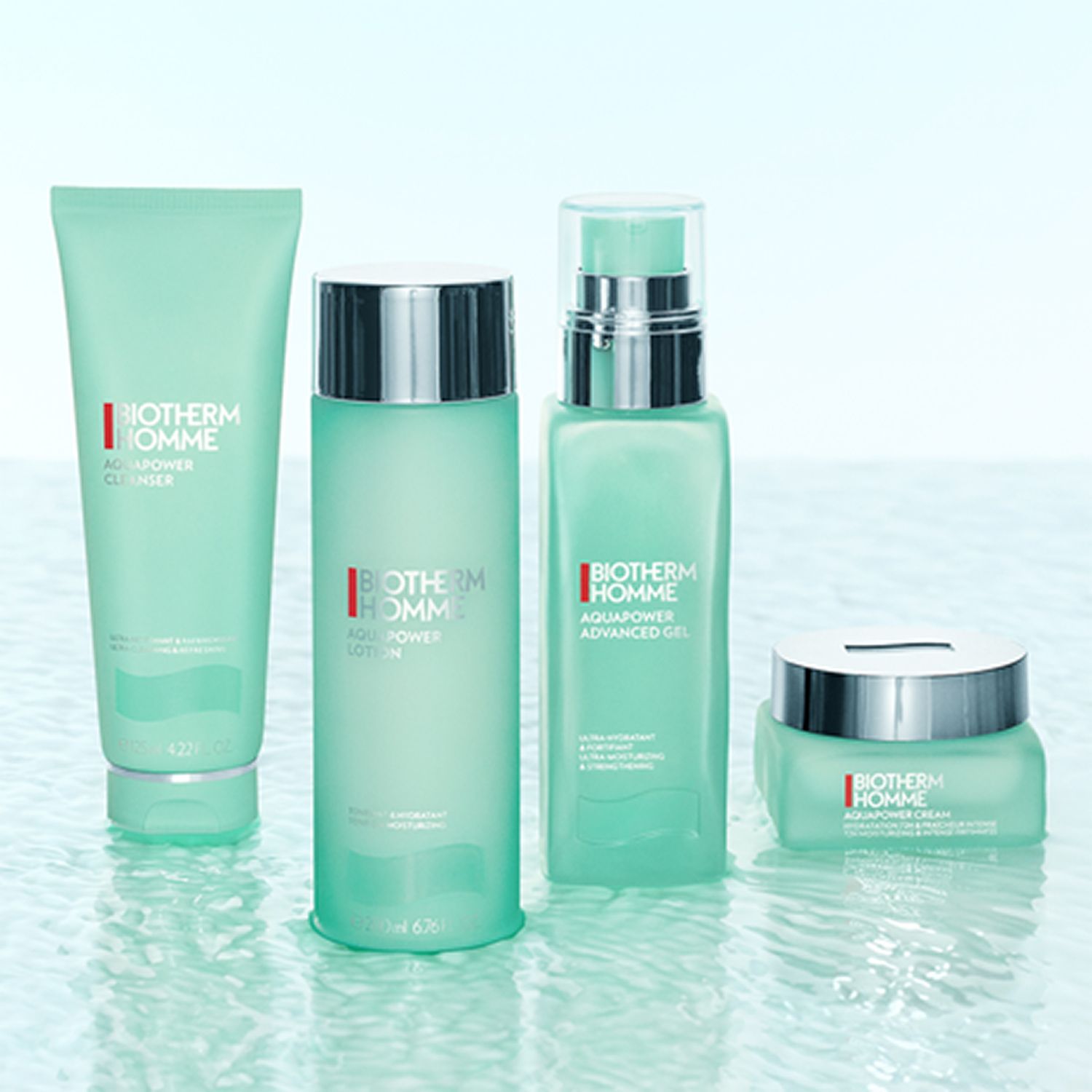 Quatre produits BIOTHERM Homme. Nettoyant Aquapower, lotion, gel avancé et crème. Tous en turquoise.