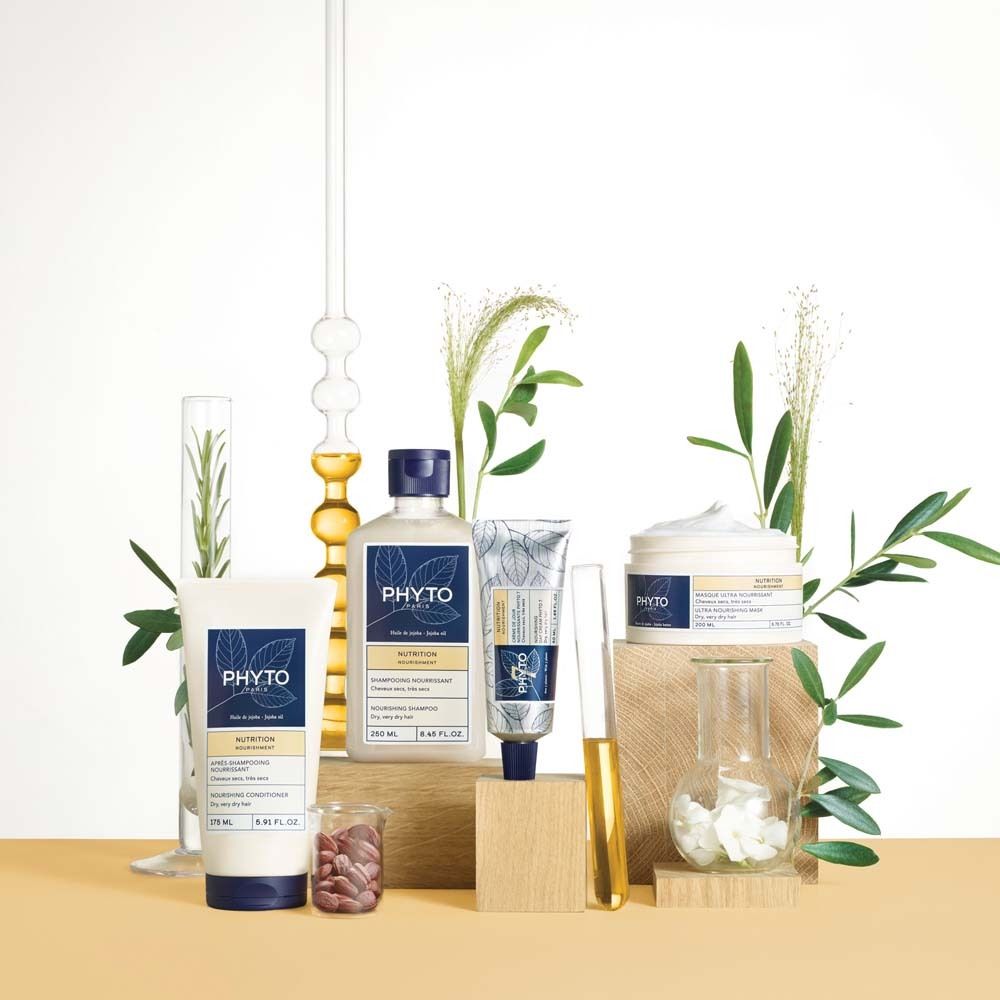Cinq produits de soins capillaires Phyto : un tube, une bouteille, un tube, un pot et une petite boîte de capsules.
