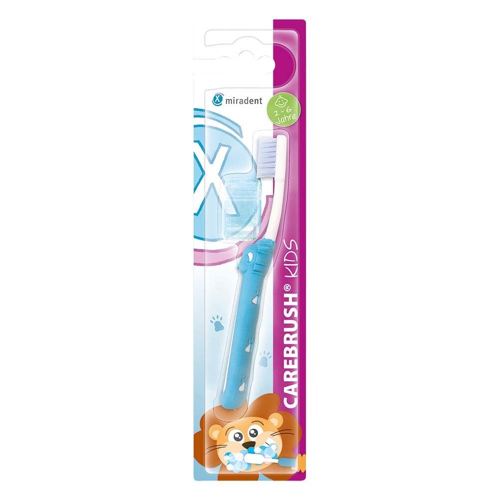 Blauw-witte kinder-tandenborstel in verpakking. Gedrukt: CAREBRUSH KIDS, Miradent-logo, leeuwenmotief. Voor kinderen van 2-6 jaar.