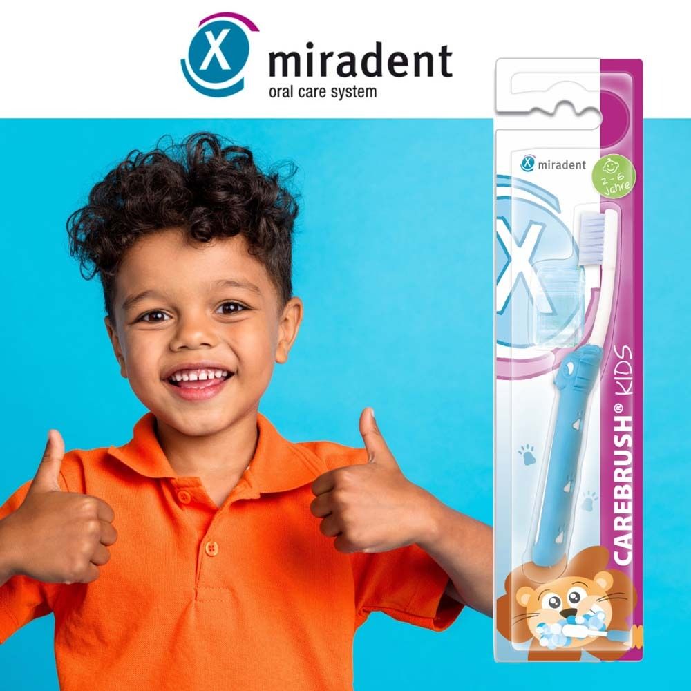 Kind met oranje shirt steekt duim omhoog. Rechts: tandenborstel in verpakking. Gedrukt: CAREBRUSH KIDS, Miradent-logo.