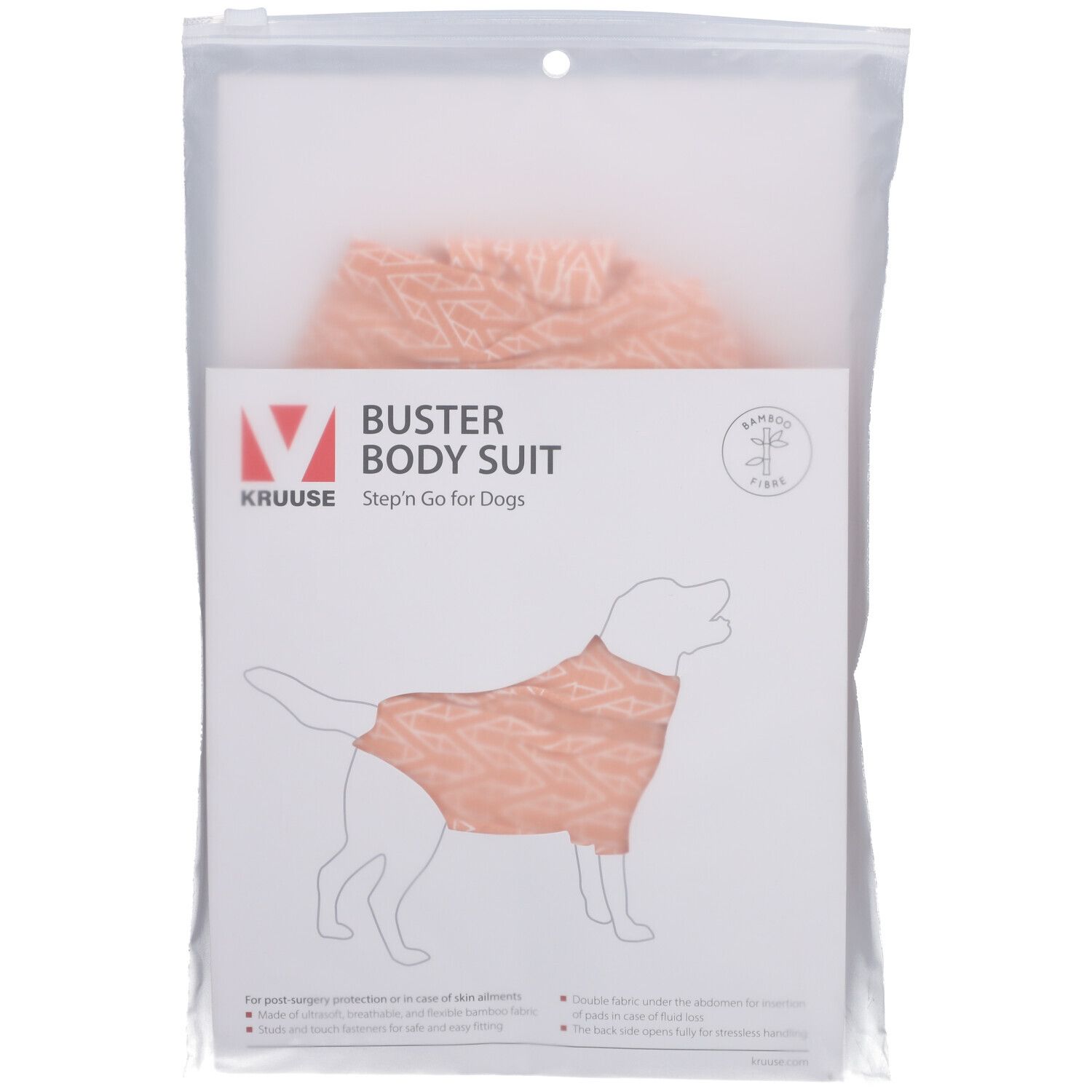 Verpakking met BUSTER Body Suit. Roze textielproduct met logo en illustratie van een hond. Bamboevezels.