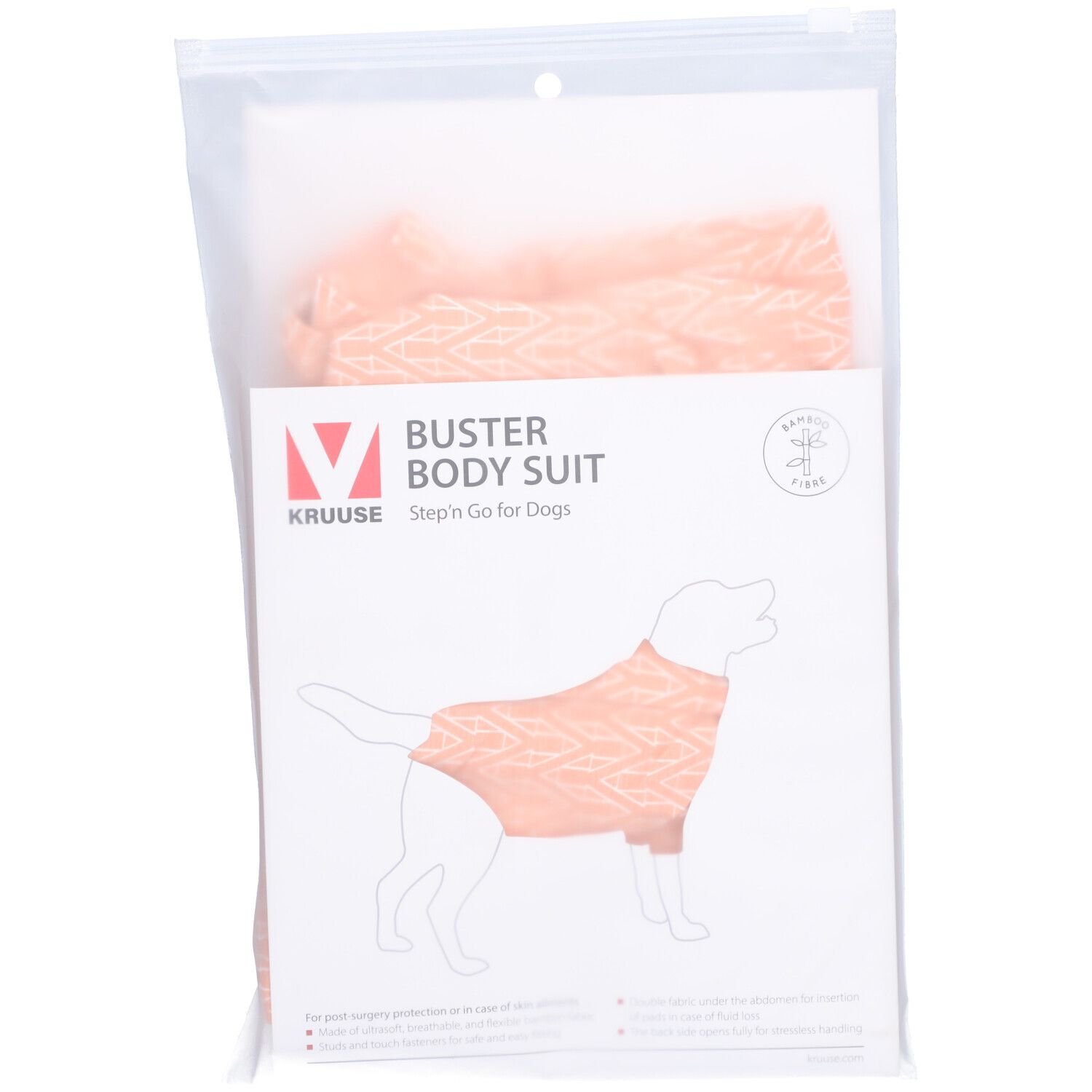 Verpakking met BUSTER Body Suit. Roze textiel met patroon, illustratie van hond. Merk en productnaam zichtbaar.