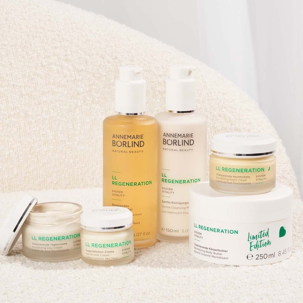 Diverses crèmes et lotions. Noms de produits et texte. Plusieurs pots et flacons.