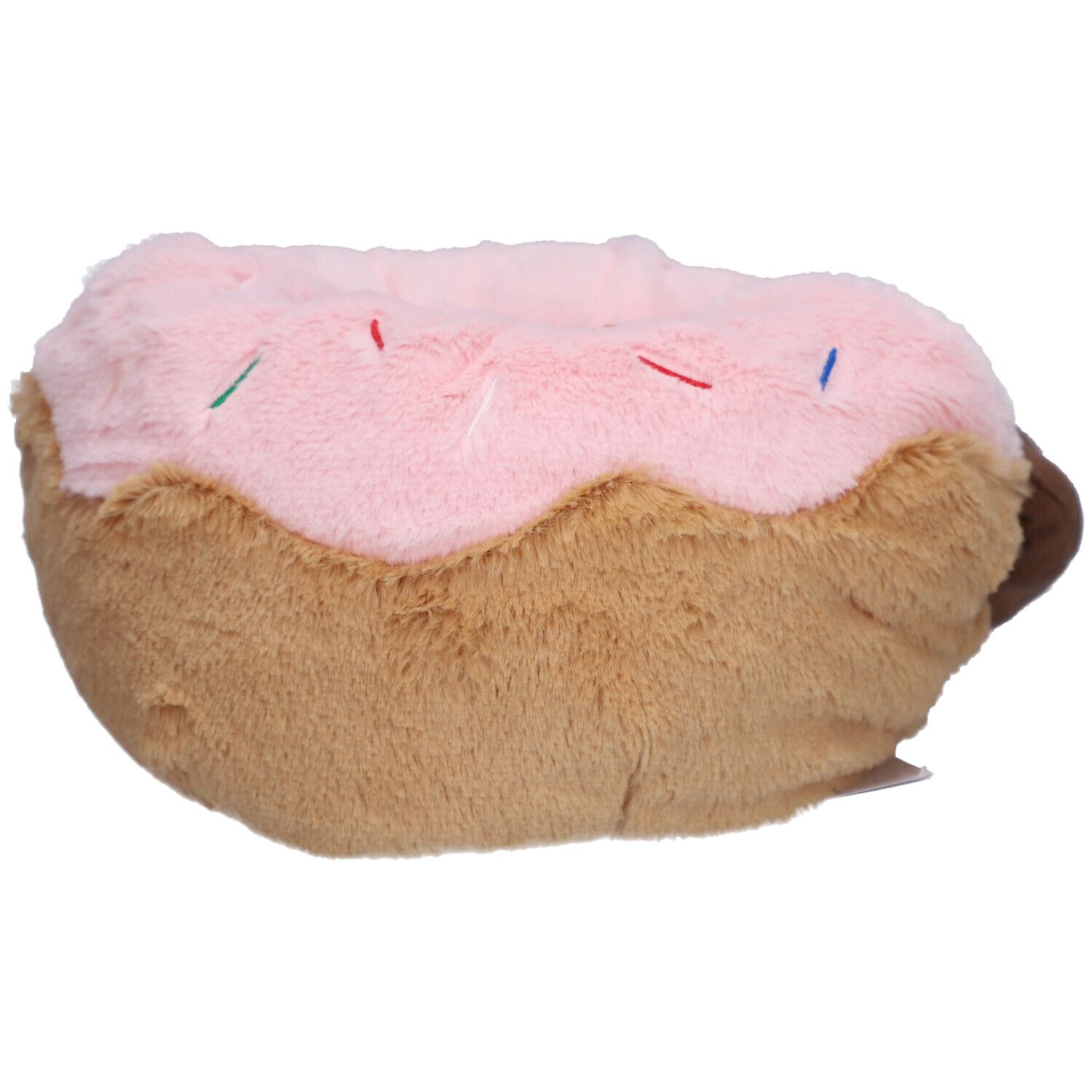 Pluche donut met roze glazuur en hagelslag, van de zijkant gezien.