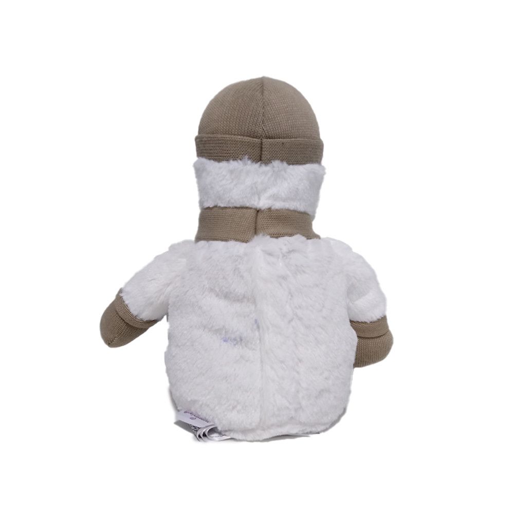Vue arrière d'un jouet en peluche blanc avec un chapeau et une écharpe marron.
