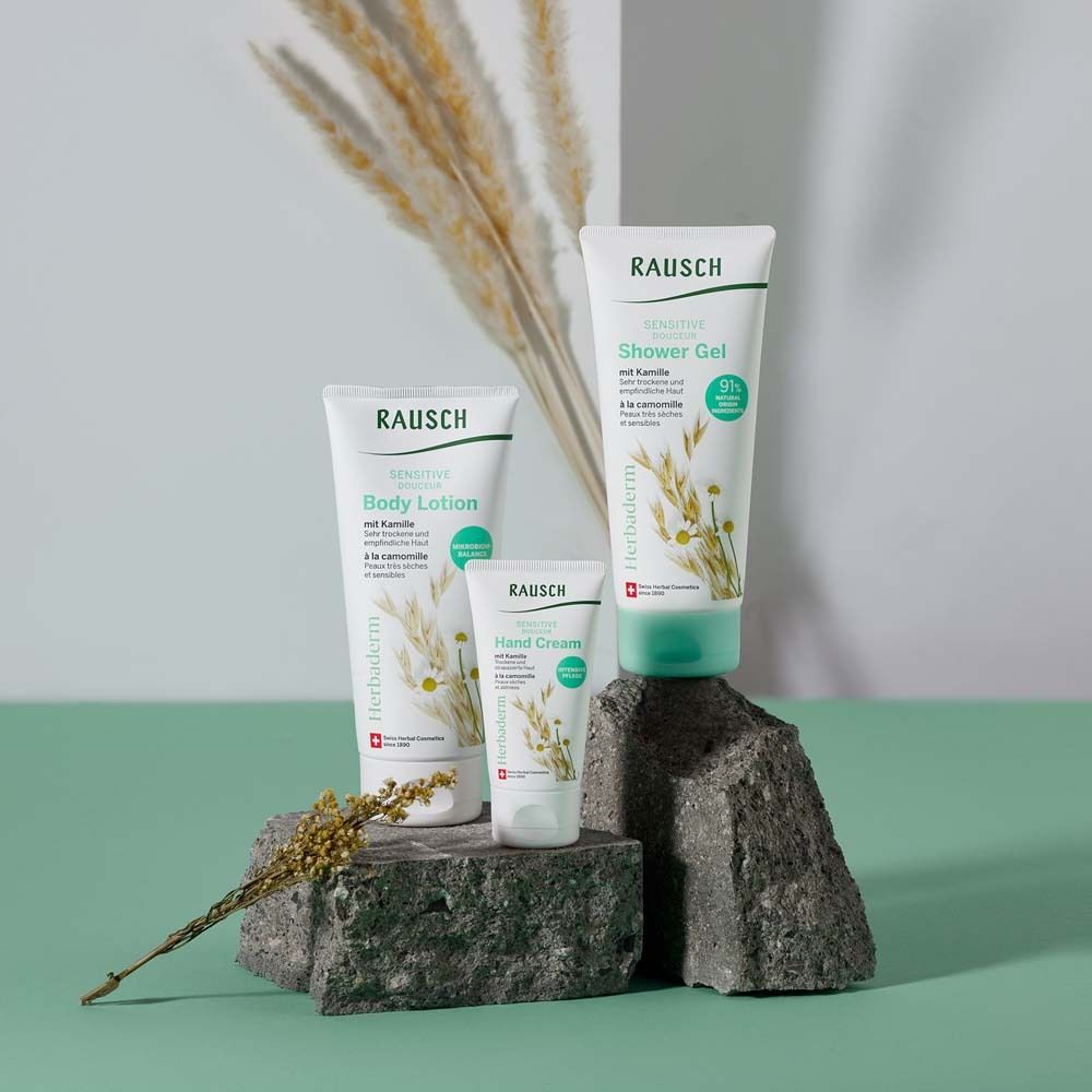 Trois tubes sur des pierres. Inscriptions : Rausch, Body Lotion, Shower Gel, Hand Cream. Fond : vert et beige.