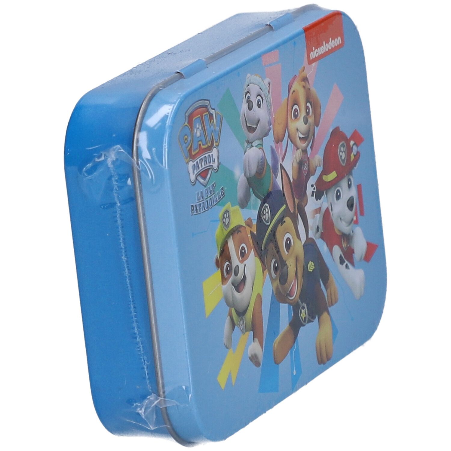Boîte métallique bleue vue en biais. Motif Pat' Patrouille sur le couvercle. Emballée dans du film plastique.