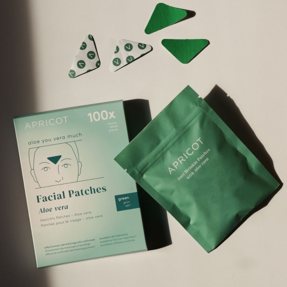 Emballage, sachet et patchs. Marque APRICOT. Texte: Facial Patches Aloe vera. 100 pièces. Emballage vert.