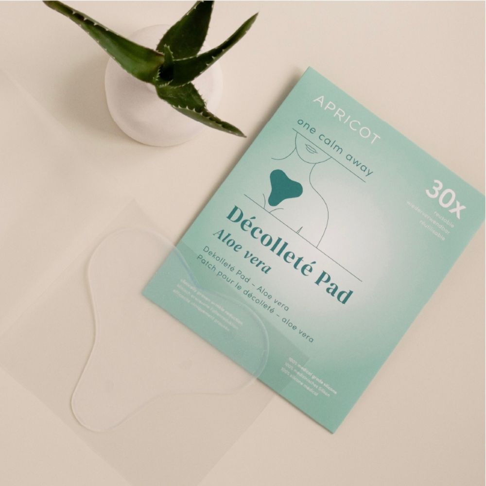 Coussinet décolleté et emballage. Emballage avec nom du produit, marque APRICOT et 30 pièces. Aloe vera.