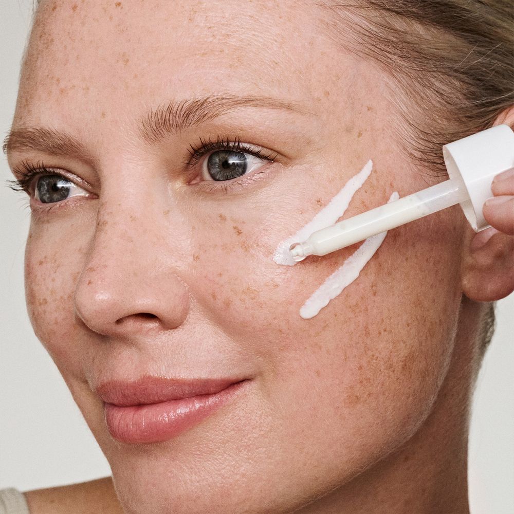 skjur lichte zonnecrème SPF 50 aangebracht op gezicht met pipet.