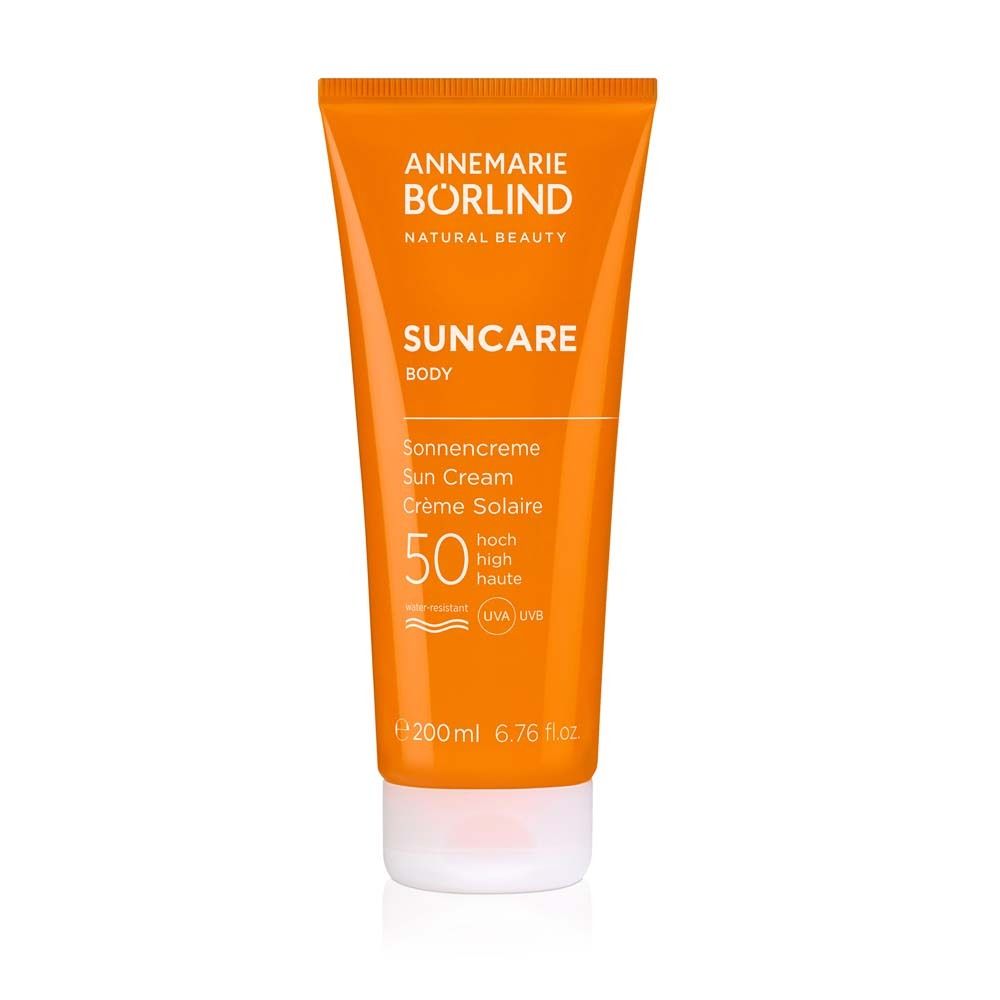 Tube orange de crème solaire. Marque : ANNEMARIE BÖRLIND. SUNCAR Body SPF 50. 200ml.
