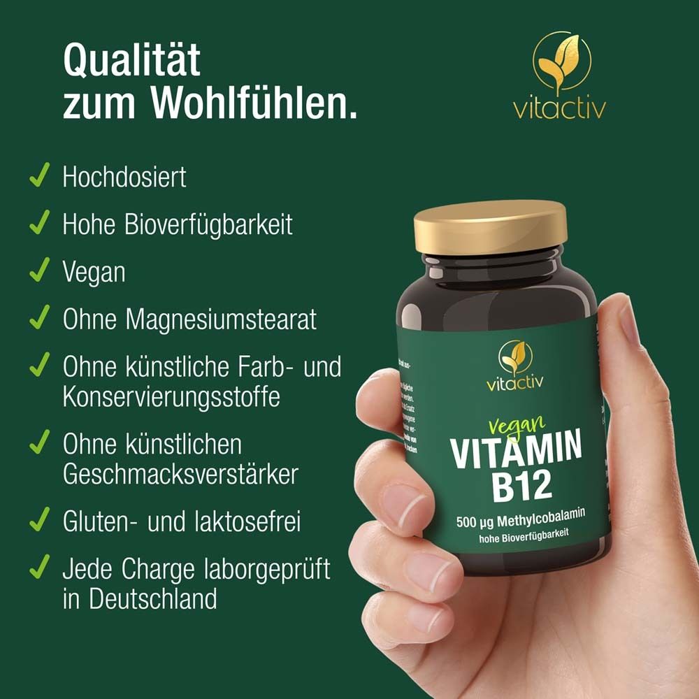 Une main tient un flacon en verre brun foncé de comprimés de Vitamine B12. À gauche : Liste des caractéristiques de qualité comme haute dose, végétalien, sans gluten.