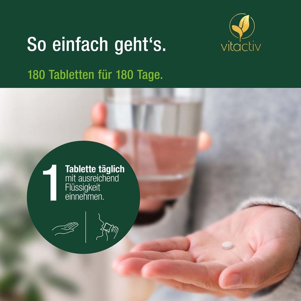 Une personne tient un comprimé blanc de Vitamine B12 dans sa paume, à côté un verre d'eau. Texte : Prendre 1 comprimé par jour avec du liquide.