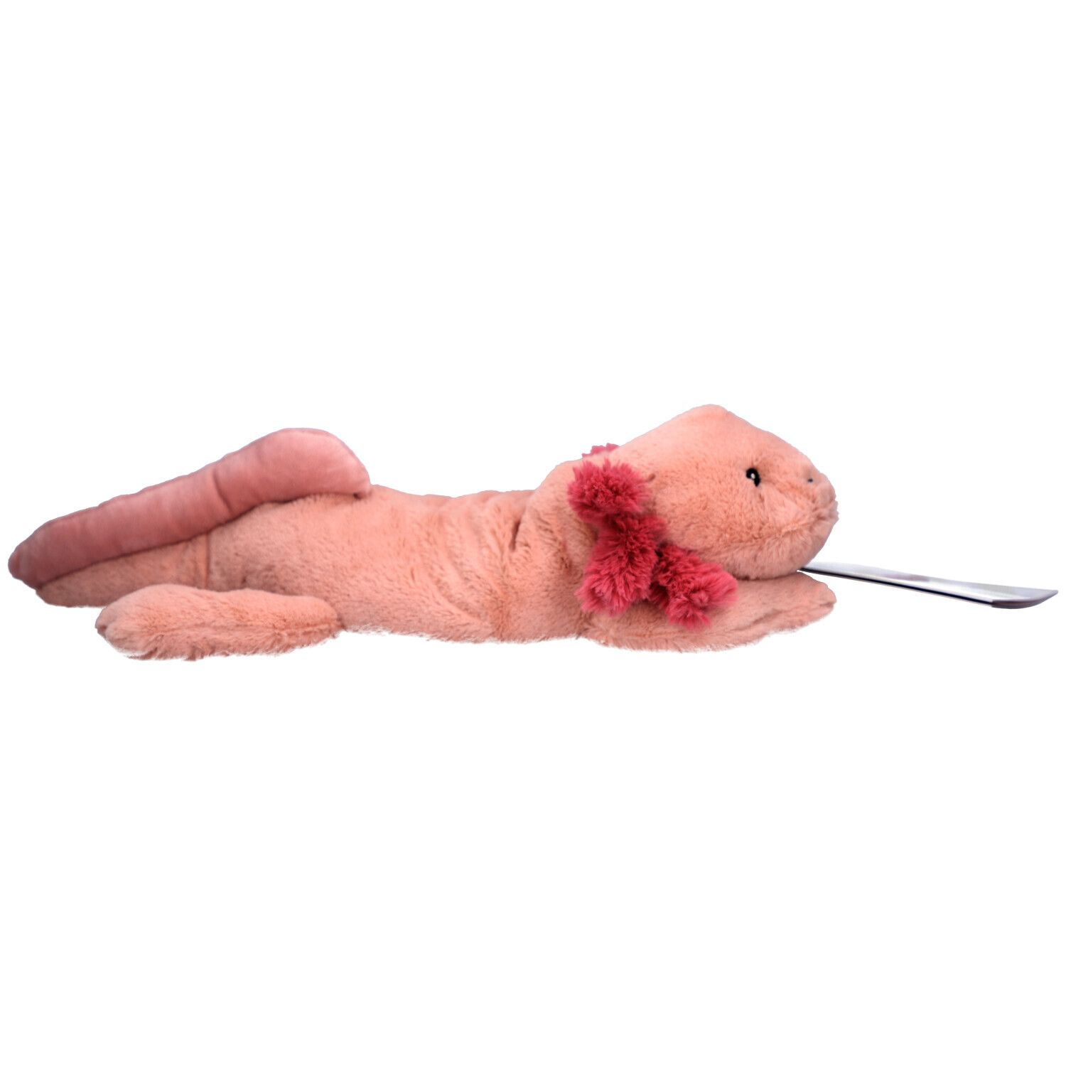 Lange, roze axolotl knuffel met rode kieuwen. Ligt op een oppervlak.