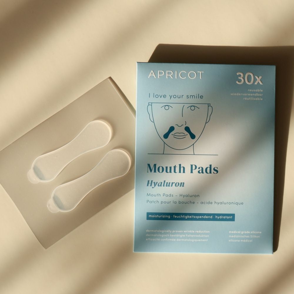 Verpakking met mondpads en twee pads ernaast. Merk APRICOT. Opschrift: Mouth Pads Hyaluron.