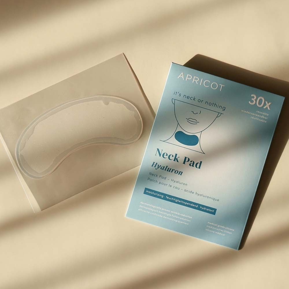 Nekpad met hyaluronzuur en verpakking. Pad ligt naast de geopende verpakking.