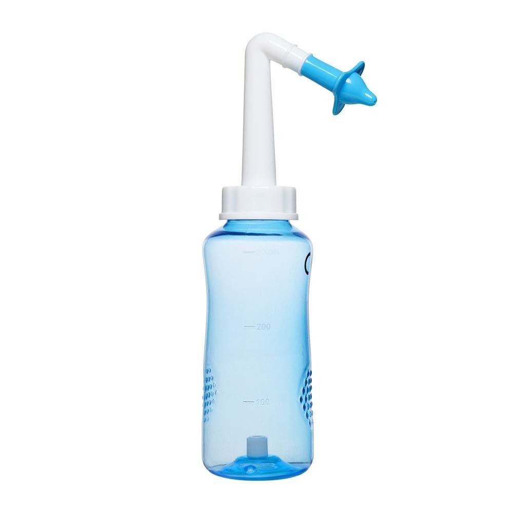 Blauwe neusdouche met witte opzet en blauwe sproeikop. Transparante fles met maatschaal. Opzetstuk met blauwe sproeikop.