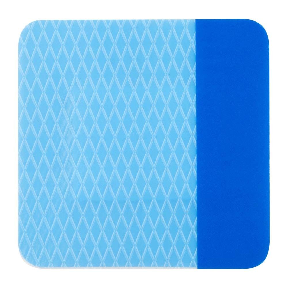 Vierkant pleister met blauw ruitpatroon en blauwe kleefstrip.