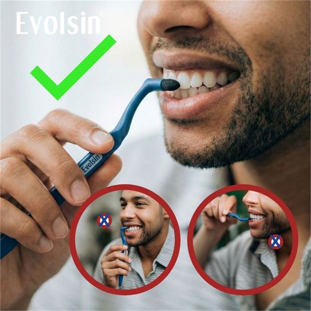 Homme se nettoie les dents avec un kit de brosses interdentaires bleues Evolsin.