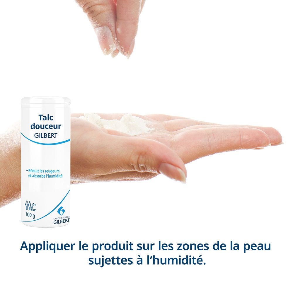 Main saupoudrant du talc sur une paume. Flacon blanc de talc GILBERT. Inscription: Talc douceur. 100 g.